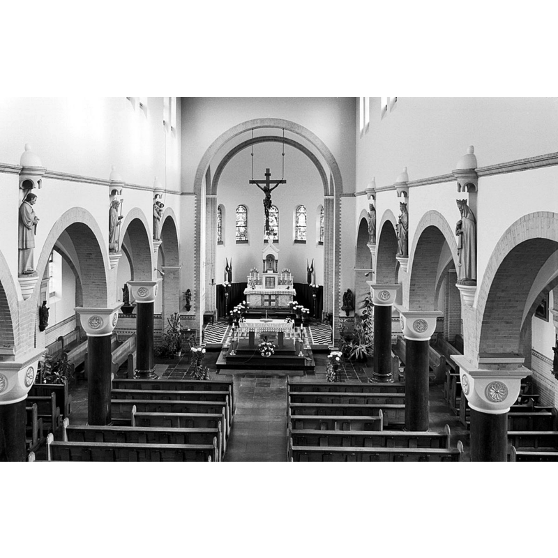 Source caption: "Rooms-Katholieke Kerk: Interieur, gezien naar het koor" -- present church of 1912 by Caspar Franssen; restored in 1953 by J. Franssen