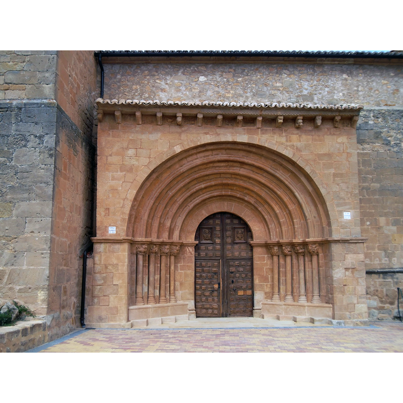 Source caption: "Millana-Iglesia románica de Santo Domingo de Silos, declarada como monumento en 1992. Su pórtico románico, obra todo de los comienzos del siglo XIII."