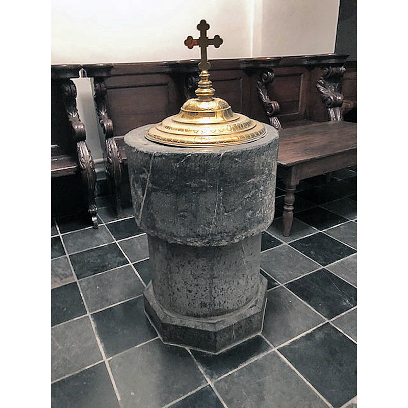 Source caption: "doopvont uit de H.Agathakerk in Eys" -- the medieval basin on a modeern replacement base