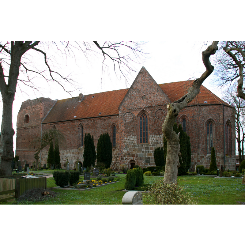 Source caption: " Kirche von Reepsholt (Niedersaxen). An den Giebeln des Querschiffes, ein Rundblenden mit Fischgrätenverband.13. Jahrhundert"