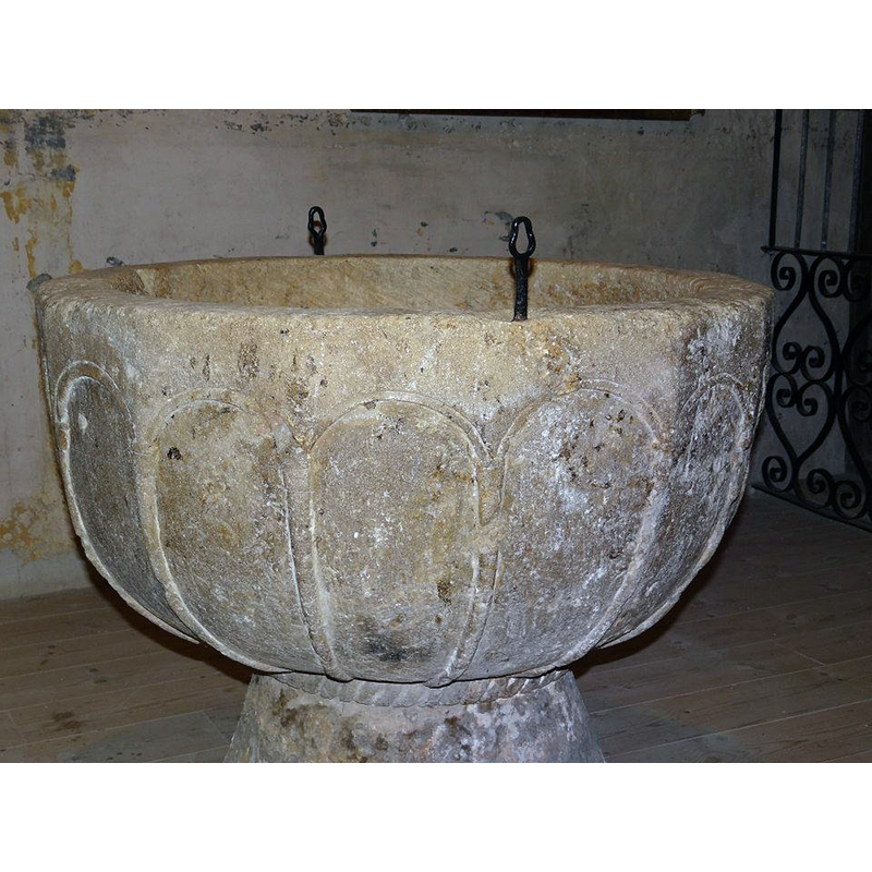 The columns wrap around the underbowl as ribs.