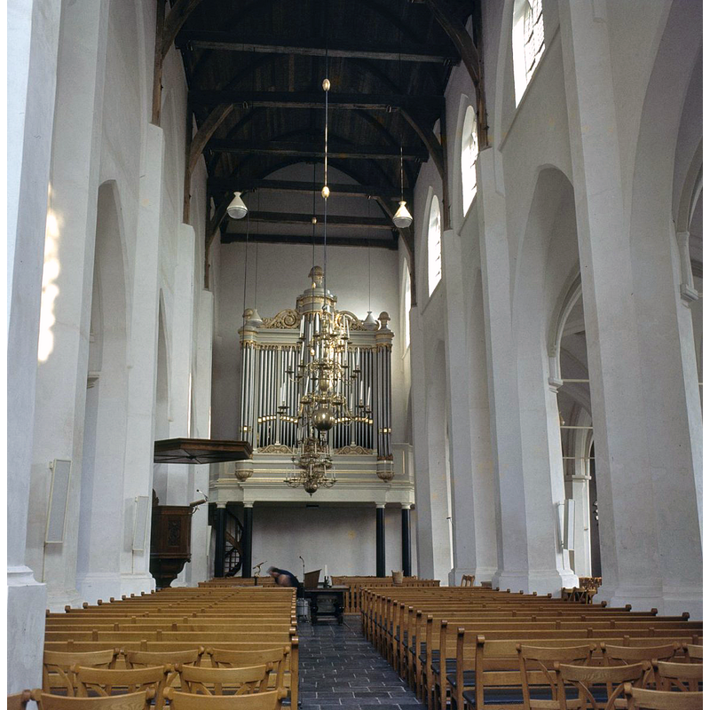 Source caption: " Hervormde Grote of Sint Maartenskerk: Interieur, overzicht naar het oosten met zicht op het orgel"