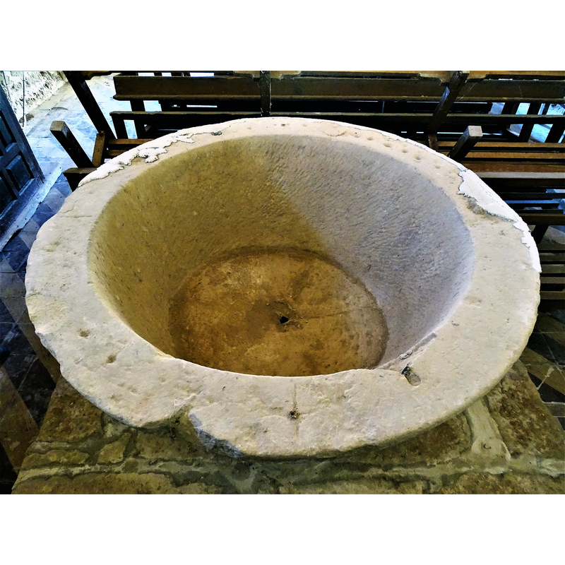 showing the centre drain hole