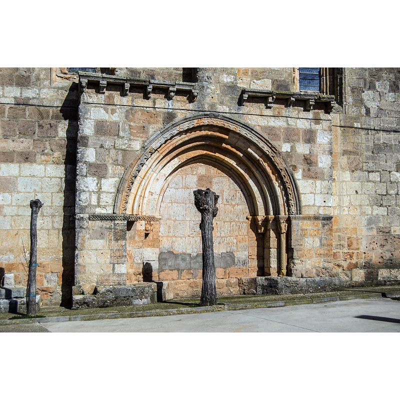 Source caption: " Iglesia de la Asunción. Villahizán de Treviño. Detalle." [NB: the blocked south portal was the original entranceway into the medieval church]