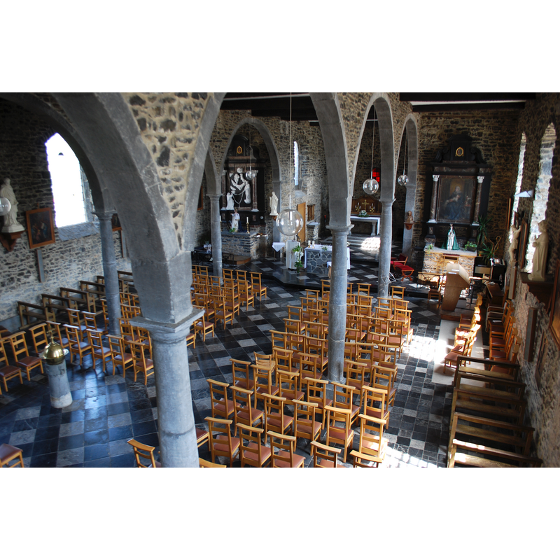 Source caption: " Vue de l'église Saint-Remy de Lavaux-Sainte-Anne, dans la commune de Rochefort (province de Namur, en Belgique)." -- notice the font and cover in the bottom-left corner of the image