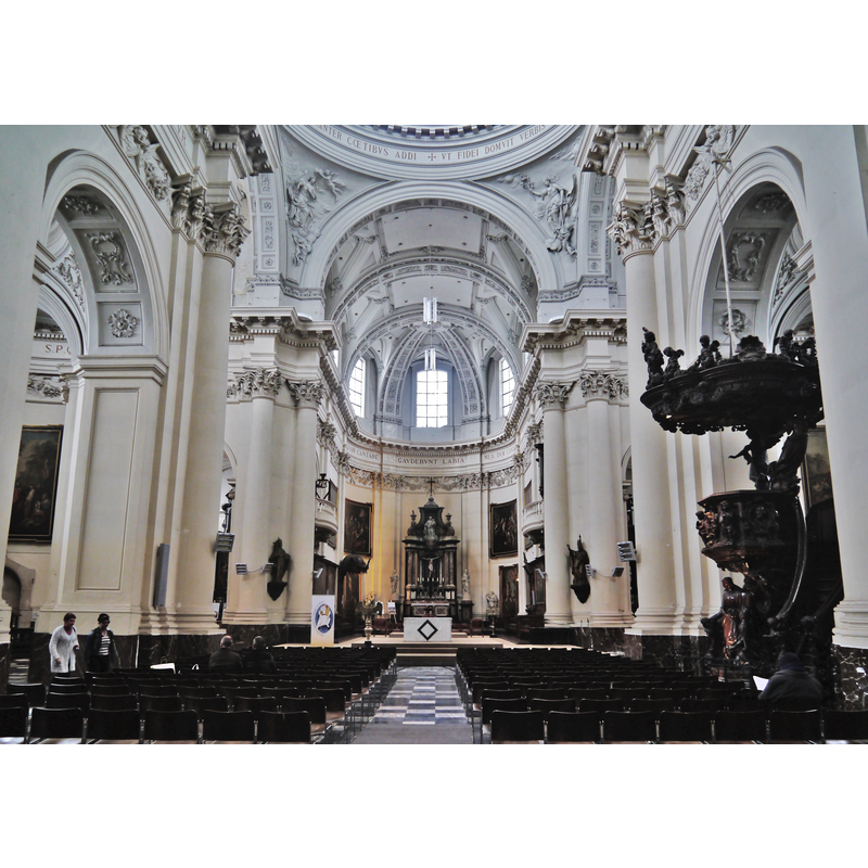 Source caption: "Langhaus der Kathedrale St. Albin, Namur, Provinz Namur, Wallonien, Belgien"