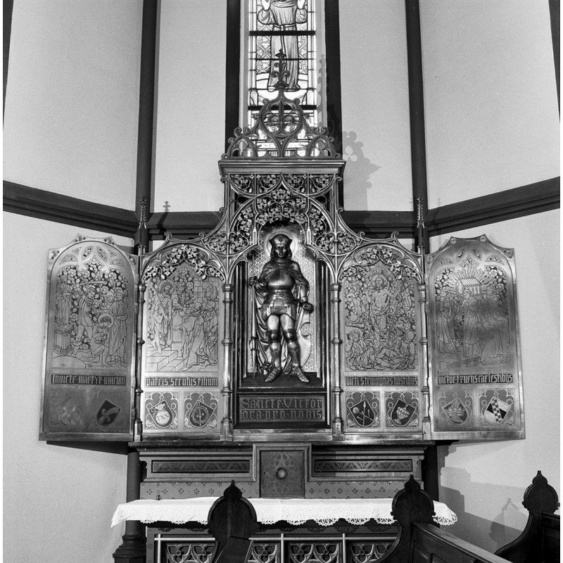 Source caption: "Rooms-Katholieke Kerk (Sint Victor): Interieur, Sint-Victor-altaar, aanzicht bovenste gedeelte met beeld (opmerking: Gefotografeerd voor BROM)"