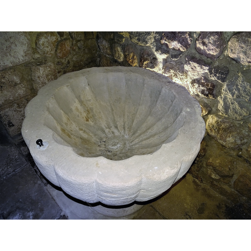 showing the centre drain hole