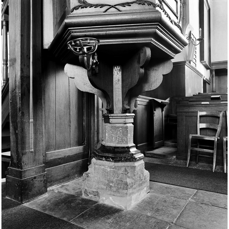 Source caption: " Ned.Herv.Kerk: voet van preekstoel" [NB: notice the lower stone support of the pulpit [cf. FontNotes]