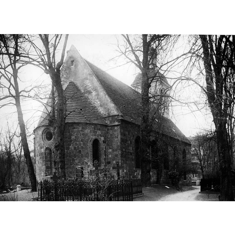Source caption: "Aufnahme um 1930. Berlin - Tempelhof Die alte Dorfkirche, spätromanisch, vom Anfang des 13. Jahrhunderts. Nordostansicht. Sie enthält den Flügelalter mit dem Maryrium der Hl. Katharina." [NB: the medieval church would be practically destroyed in WWII and re-built thereafter]