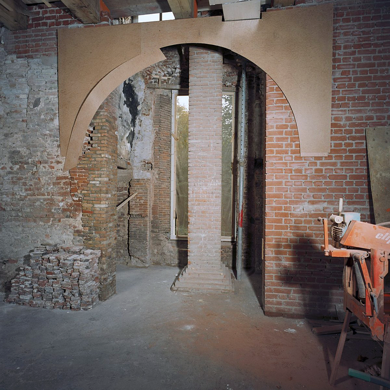 Source caption; "Kasteel Nederhemert: Interieur, toegang voormalig kapel, tijdens restauratie" [NB: the entrance to the castle chapel during renovations]