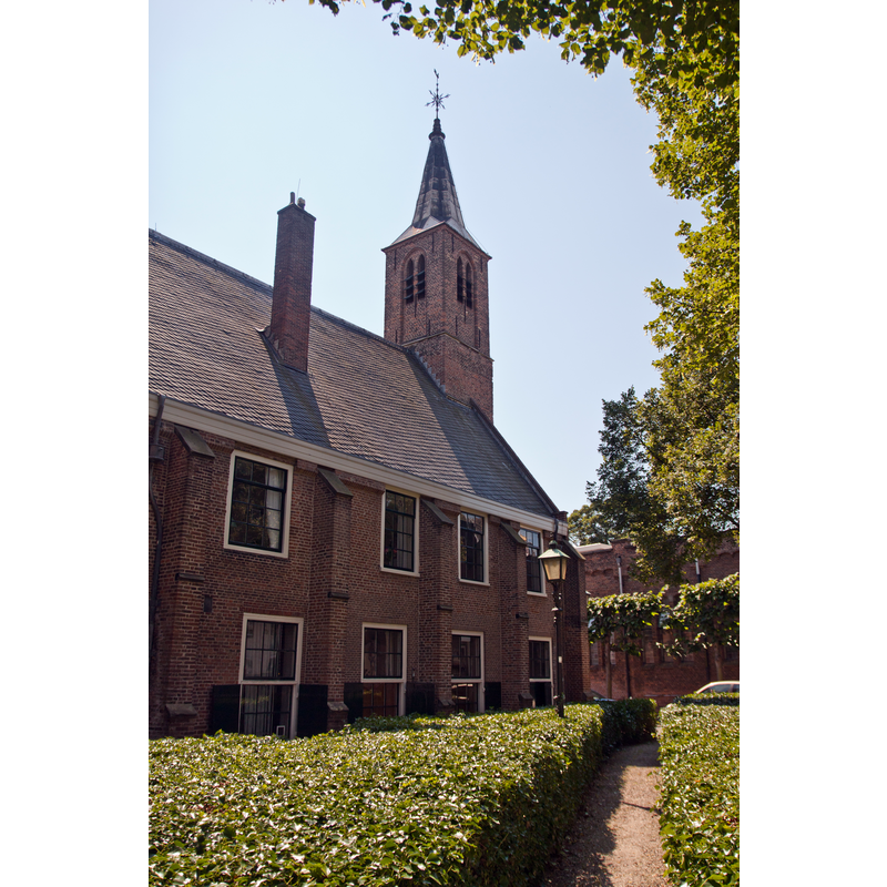 Source caption: "Zicht op de toren en het voormalige schip van de Waalse kerk te Haarlem. Oorspronkelijk de kapel van het begijnhof"