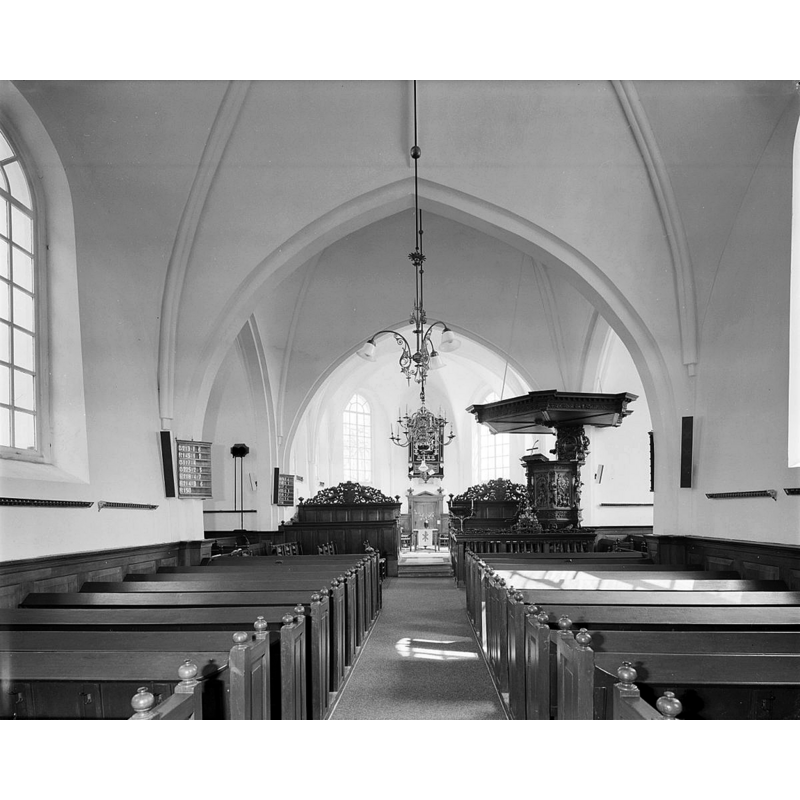 Source caption: " Nederlands Hervormde Kerk: interieur naar het oosten"