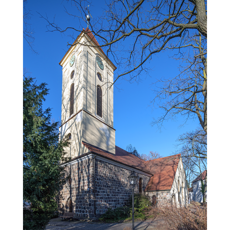 Source caption: "Dorfkirche Rudow in Berlin, Deutschland"