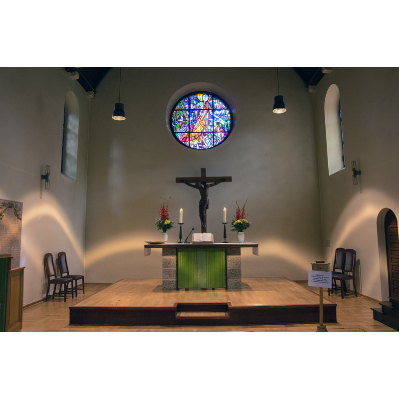 Source caption: "Berlin-Rudow. Die Dorfkirche steht unter Denkmalschutz. Zu sehne ist der Altar."