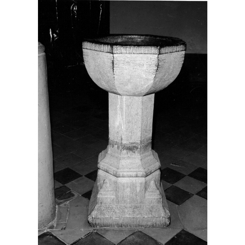 Source caption: "Frizet. Base datant du XVIe, le fût et la cuve XVIIe." [cf. FontNotes]