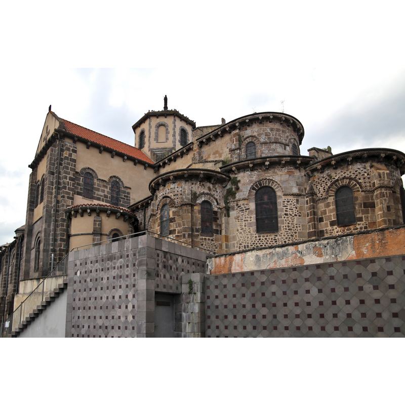 Source caption: "Église Saint-Priest de Volvic."