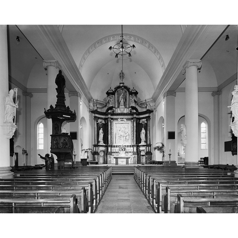 Source caption: " Rooms-Katholieke Kerk en Rooms-Katholieke Pastorie: interieur van het hoofdaltaar"