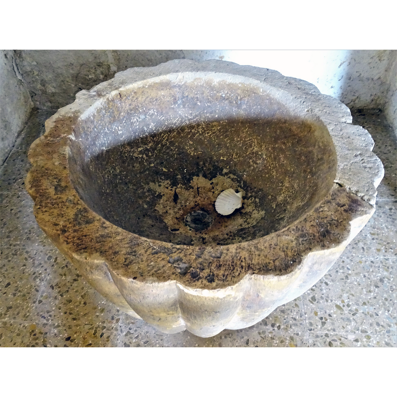 showing the centre drain