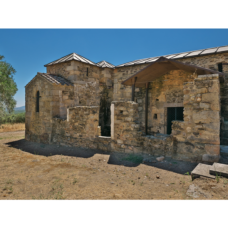 Source caption: "Fachada septentrional de la Basílica de Santa Lucía del Trampal (Alcuéscar) [...]  Parte de la fachada con habitaciones adosadas al aula"