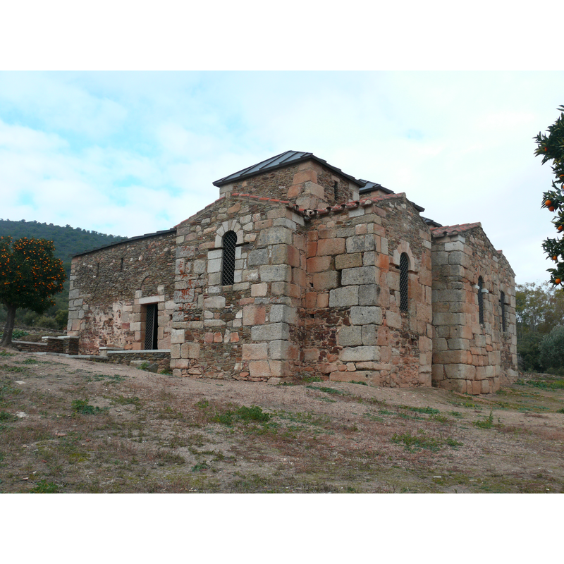 Source caption: " Vista de un lateral de la Basilica de Santa Lucía del Trampal."