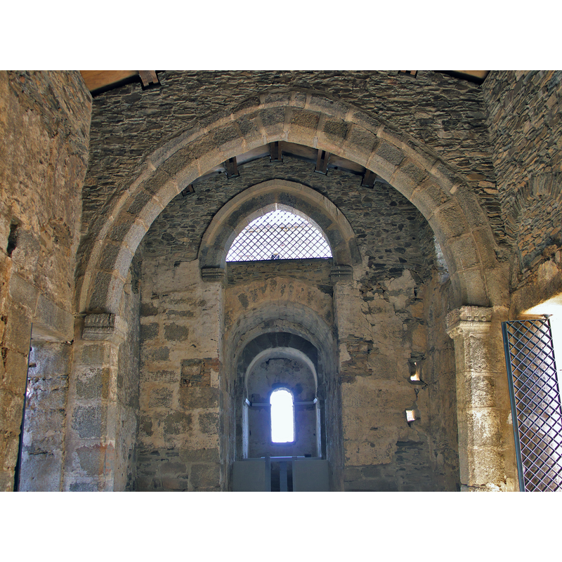 Source caption: "Basílica de Santa Lucía del Trampal. Hacia el año 850 la iglesia quedó en abandono. En el siglo XV o finales del XIV se restaura la iglesia con recursos góticos."