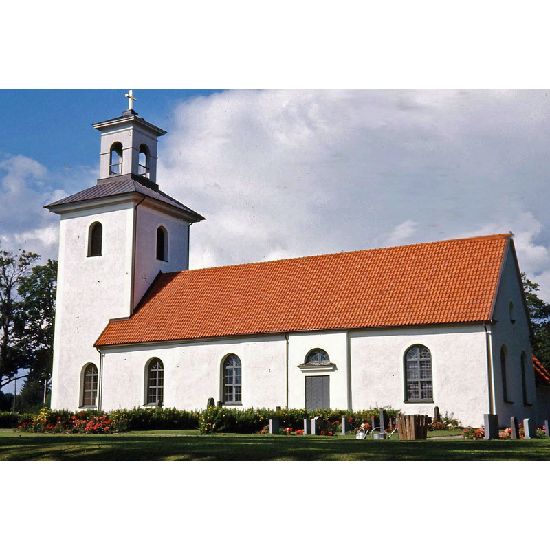 Source caption: "Kyrkan anses ha anor från 1300-talet. Åren 1707–1708 förlängdes kyrkans långhus åt öster då också ett nytt rakslutande korparti byggdes. En ny sakristia byggdes till 1710 vid långhusets norra vägg med anslutning till koret. Åren 1832–1834 uppfördes tornbyggnaden i väster efter ritningar av Axel Almfelt."