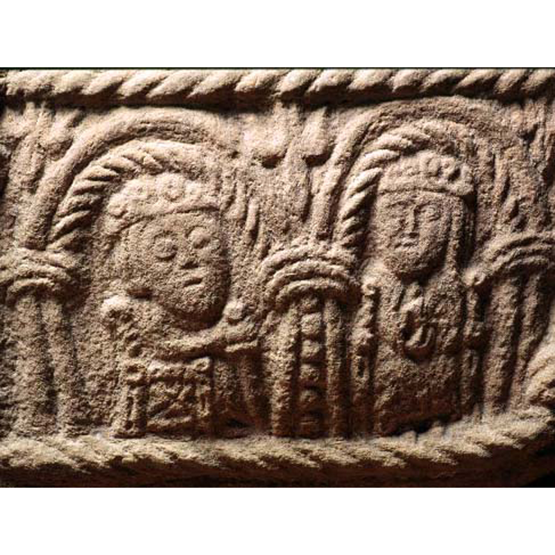 the SHM caption for the whole side reads: "två gestalter - kung och drottning (?)" -- not clear what the female figure is holding in her hands