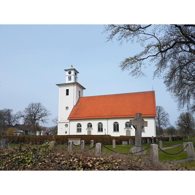 the new church consecrated in 2005 replaced an earlier one totally destroyed by fire in December 2001