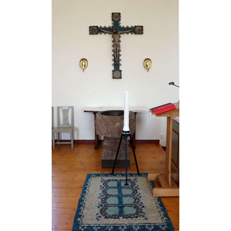 Source caption: "Sjösås nya kyrka.Medeltida dopfunt och triumfkrucifix från 1400 talet."