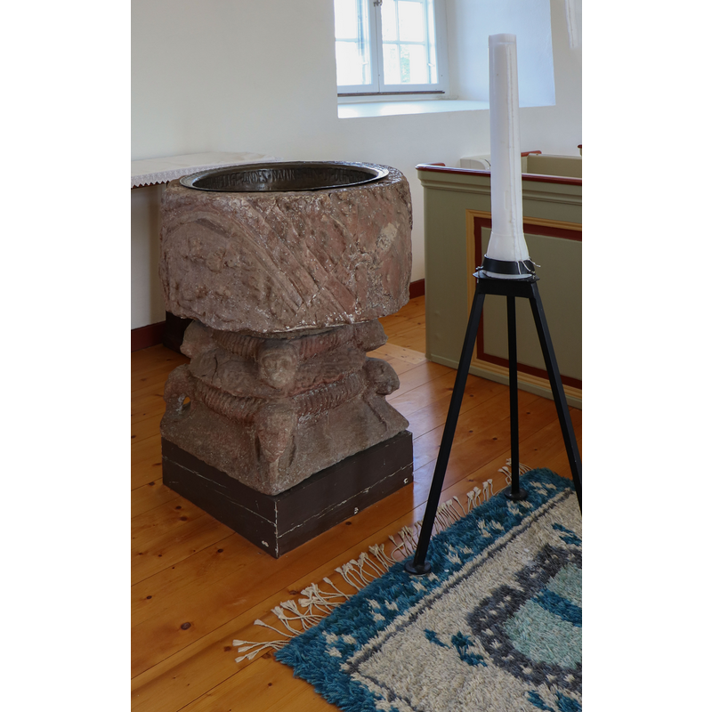 Source caption: "Sjösås nya kyrka. Dopfunt i sandsten.Tillhör den i Småland vanliga fabeldjursgrppen. Ca 1200-t."