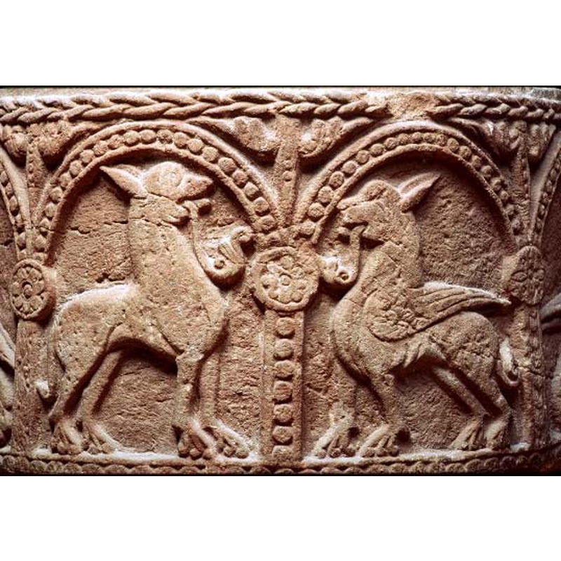 Source caption: "motställda fyrfotingar, den ene bevingad" -- the one in the right arch, passant to the left