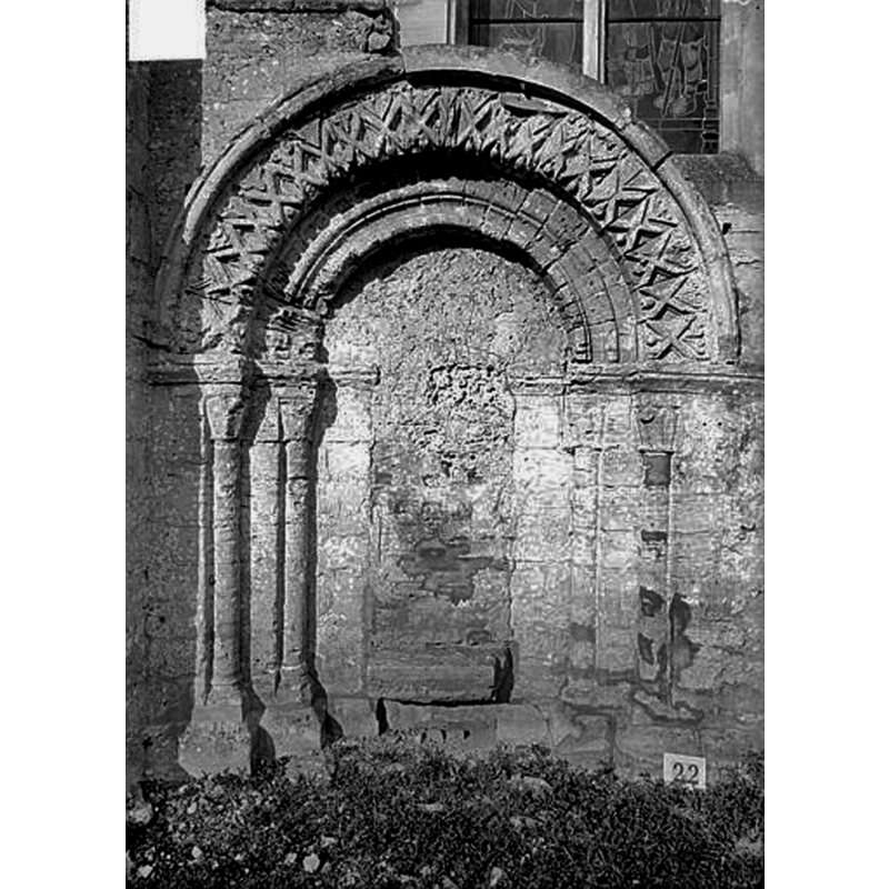 Source caption: "Colleville-sur-Mer, Calvados, France. Eglise. Portail de la façade sud.."
