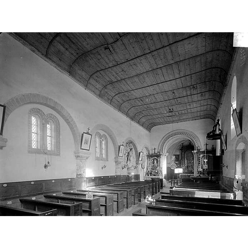 Source caption: "Colleville-sur-Mer, Calvados, France. Eglise. Vue intérieure de la nef, vers le nord-est."