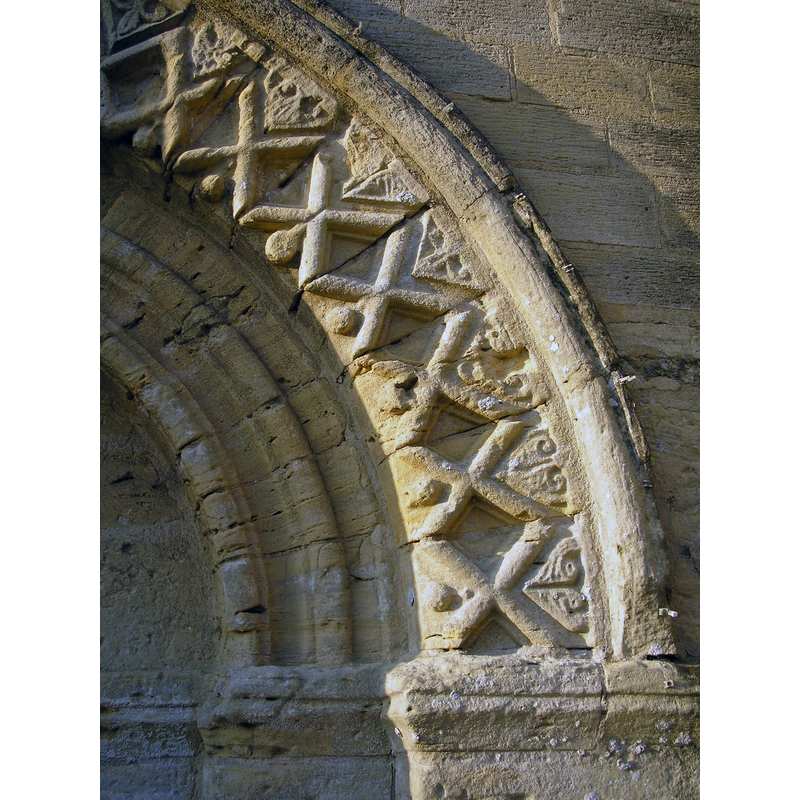 Source caption: "Colleville-sur-Mer (Normandie, France). Détail de l'arc d'un portail sud de l'église Notre-Dame-de-l'Assomption."