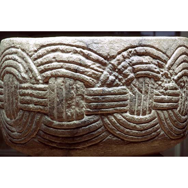 all around the basin sides, with inserts also of four strands in the centre of the circles