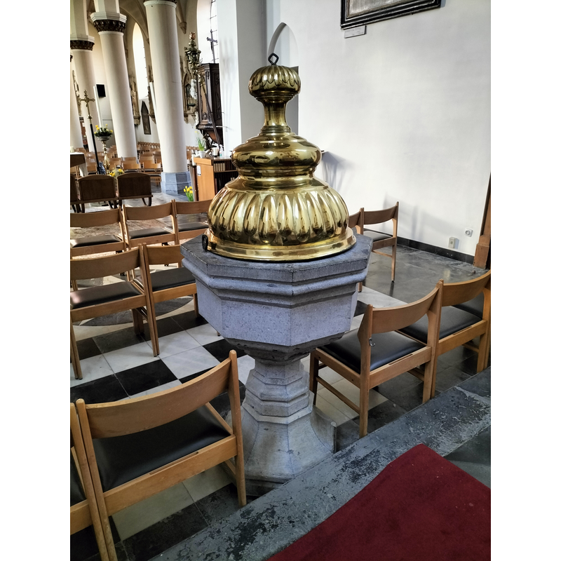 the late-medieval font and its ca. 1700 cover in the nave of the new church