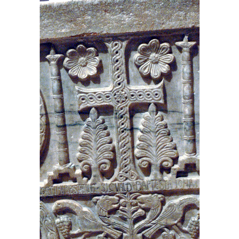 Source caption: "Cividale, Italien. Museo Cristiano: Baptisterium des Calixtus - Sigwald-Platte ( 8.Jhdt. ): Kreuz zwischen Rosetten, Palmetten und Säulen."
