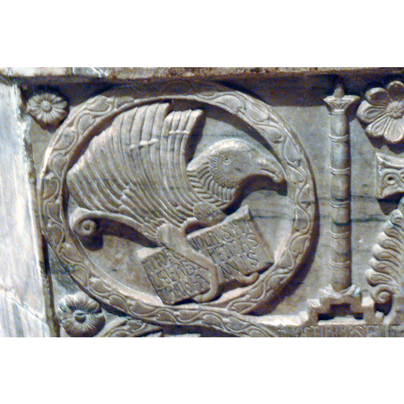 Source caption: "Cividale, Italien. Museo Cristiano: Baptisterium des Calixtus - Sigwald-Platte ( 8.Jhdt. ): Adler des Evangelisten Johannes."