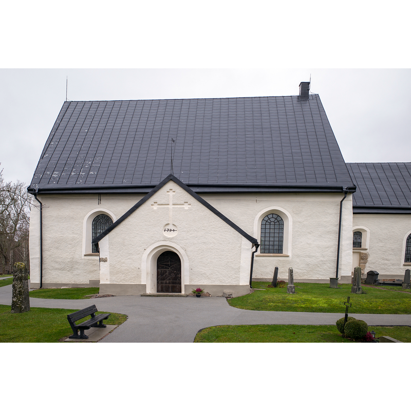 Source caption: " Långhuset och vapenhuset" [NB: late-18thC portal]