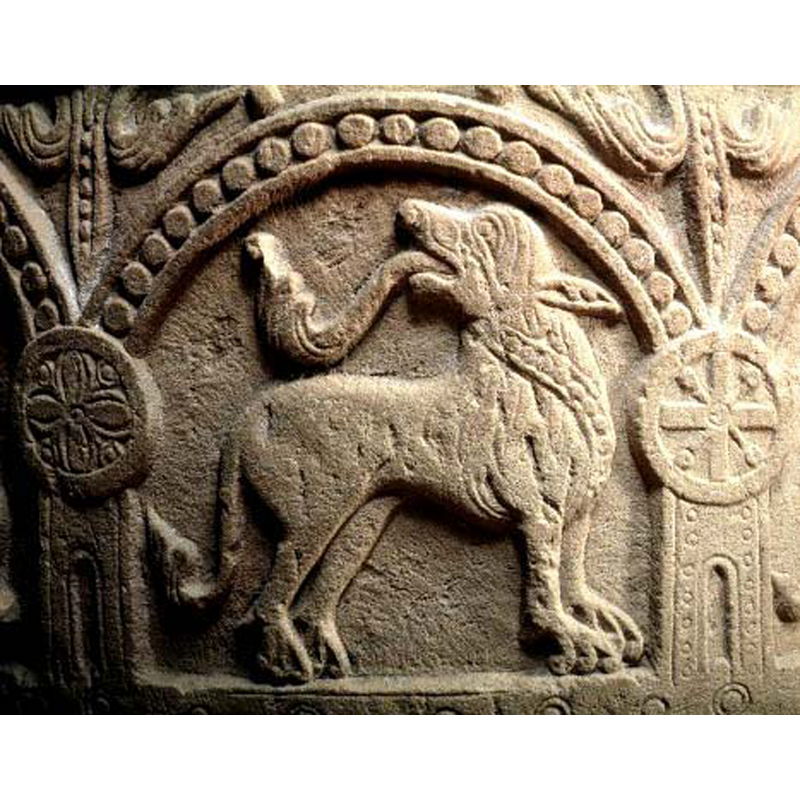 Source caption: "tillbakablickande lejon" -- passant to the right; the mane is crossed by a band of beaded-tape motif