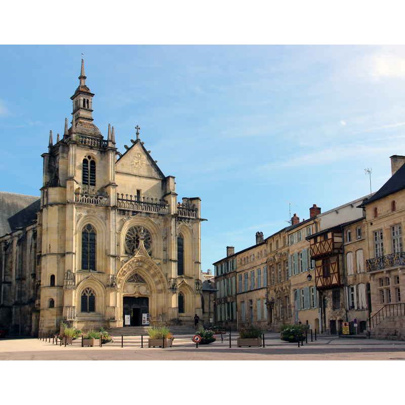 Source caption: "Eglise Saint-Etienne sur la Place saint-Pierre en ville-haute"
