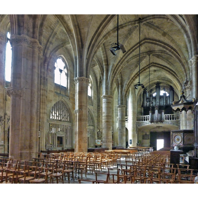 Source caption: " Nef de l'église Saint-Étienne de Bar-le-Duc. En dessous des baies vitrées se trouve la clôture délimitant la chapelle de Stainville."