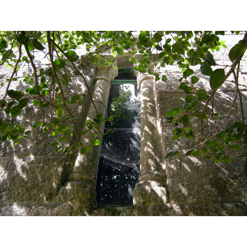 Source caption: "Ventana en el muro oriental del ábside."