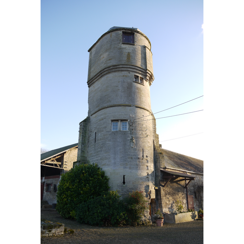 Source caption: "La tour du château de Bucy-le-Long dans l'Aisne." [NB: the remains of the font from Ste-Marguerite are said to have been built into the interior of the castle tower as a ceiling boss]