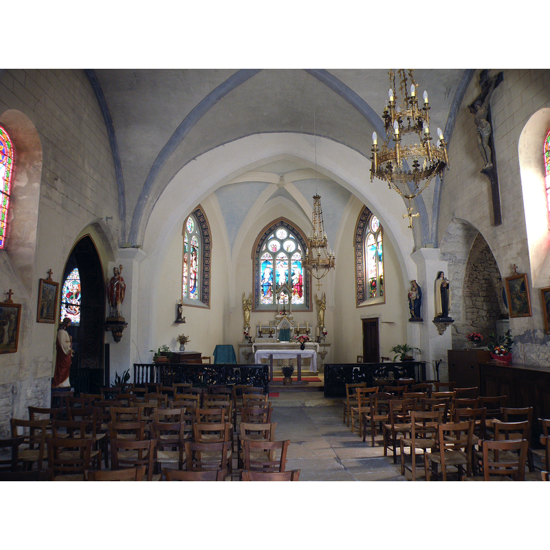 Source caption: "Église paroissiale Saint-Germain, datant du XIVe, de style roman et gothique, située dans le village de Mercuès, dans la commune homonyme (dép. du Lot, région Midi-Pyrénées, France). Vue intérieure ; au fond, chœur, avec abside à trois pans."
