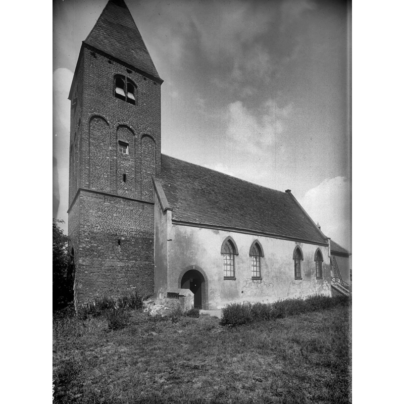 Source caption: "Nederlands Hervormde Kerk: Overzicht van kerk en kerktoren met tentdak, vanuit het zuidwesten"
