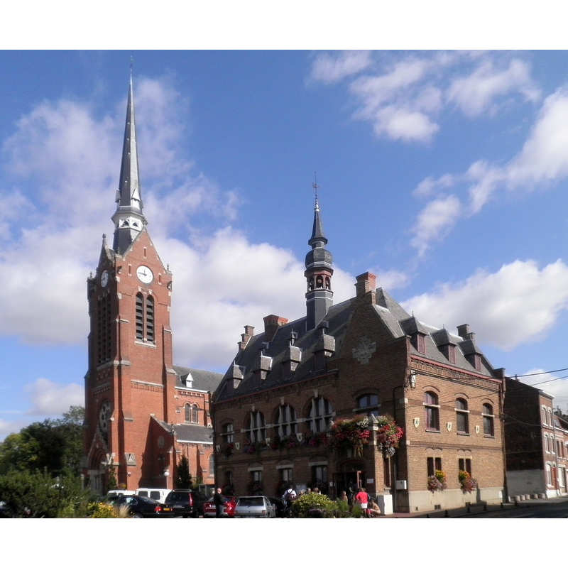 Source caption: "Laventie, Place du 8 mai. À gauche, l'église Saint-Vaast, à droite, l'Hôtel de Ville."