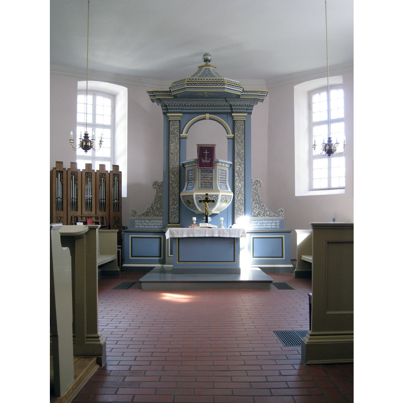 Source caption: "Innenraum der Dorfkirche Heiligensee, fotografiert von Außen durch die geöffneten Türen"