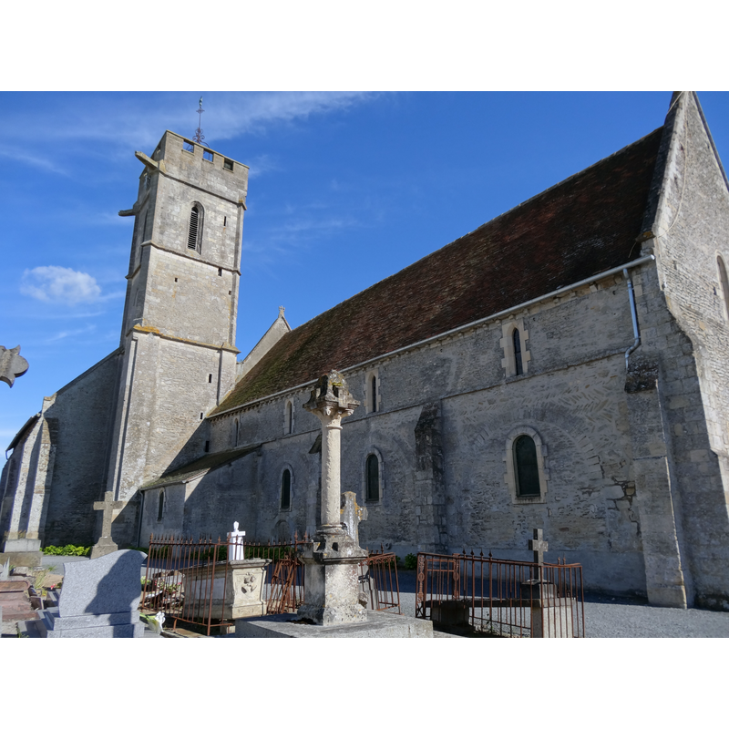 Source caption: "Façade nord de la nef et tour de l'église Saint-Vigor. L'appareil en arête-de-poisson est visible au-dessus et autour des vestiges des arcades dans le mur de la nef"